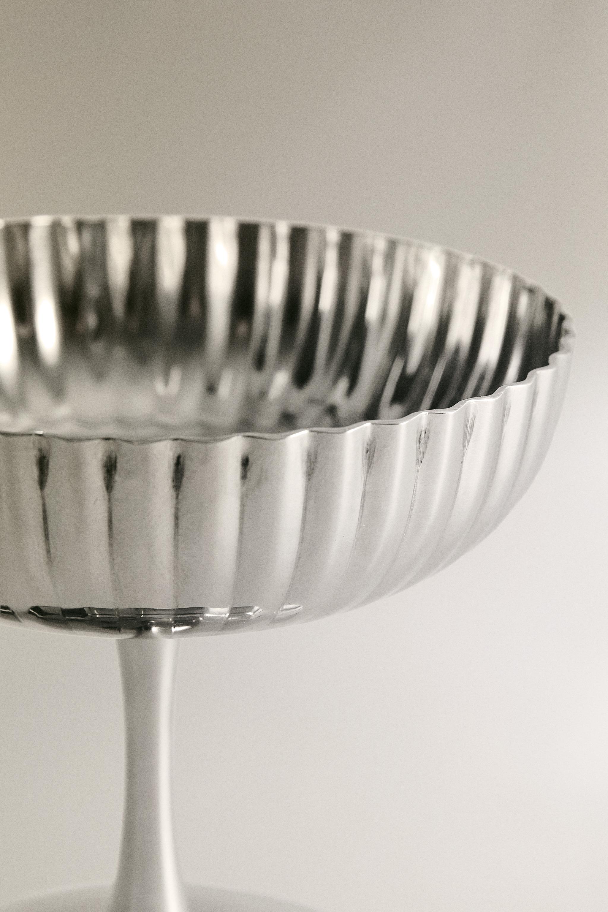 SCALLOPED METAL GLASS